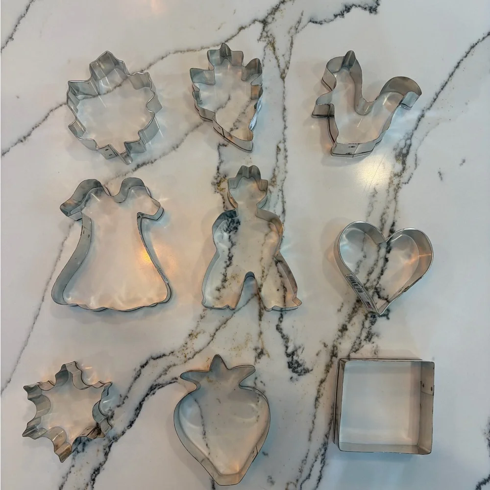 BUNDLE, NWT SUR LA TABLE 5 Pc.BISCUIT CUTTER SET and 14 ANN CLARK COOKIE CUTTERS